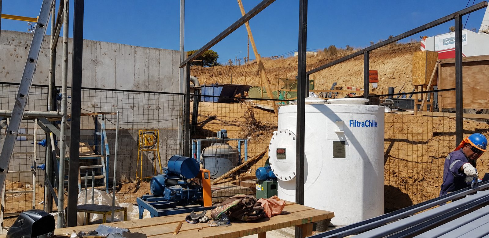 Montaje de equipo de tratamiento de olores en obra