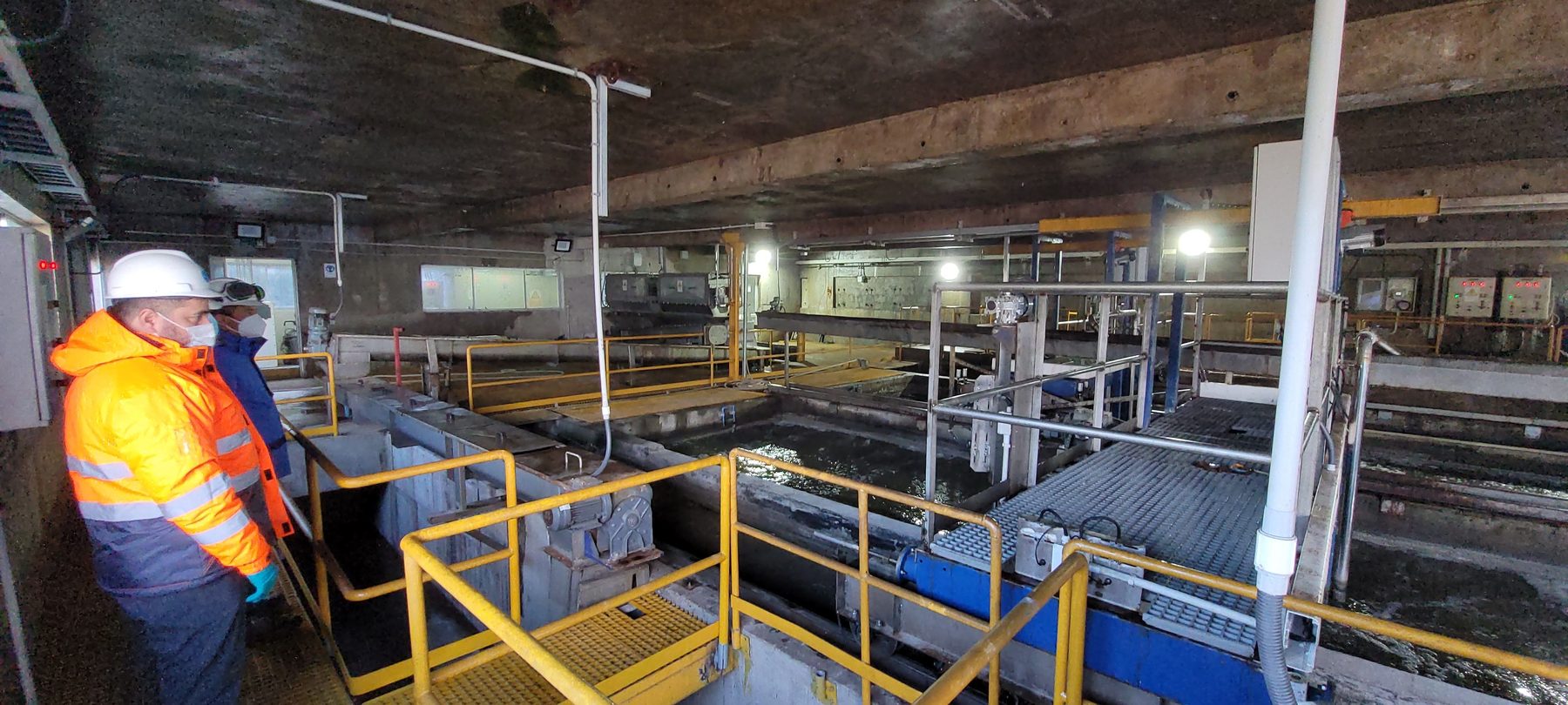 Interior de planta de tratamiento de efluentes con líneas de proceso