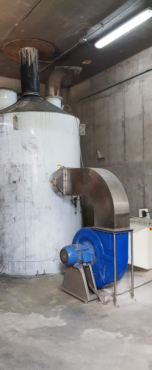 Scrubber de lecho seco con ventilador centrífugo en sala de equipos